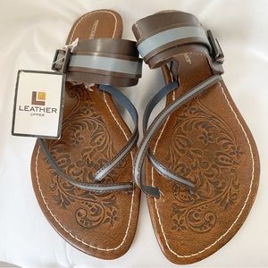 MONTEGO BAY CLUB NWT leather upper thong sandal faux tooled footbed 1” h…